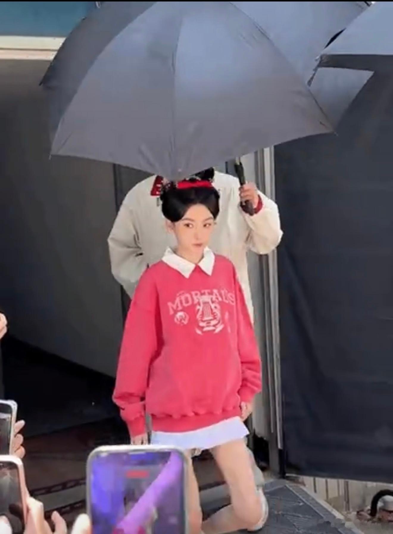 宋祖儿刚复出的状态就很完美了啊，怎么现在瘦的都有点脱相了宋祖儿的腿瘦凹回去了