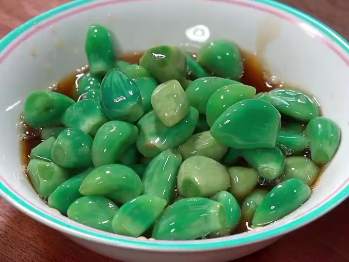 【腊八蒜来喽！吃腊八蒜多是一件美事啊~】今天，#腊八节#，大家要陆续开始扫房、祭