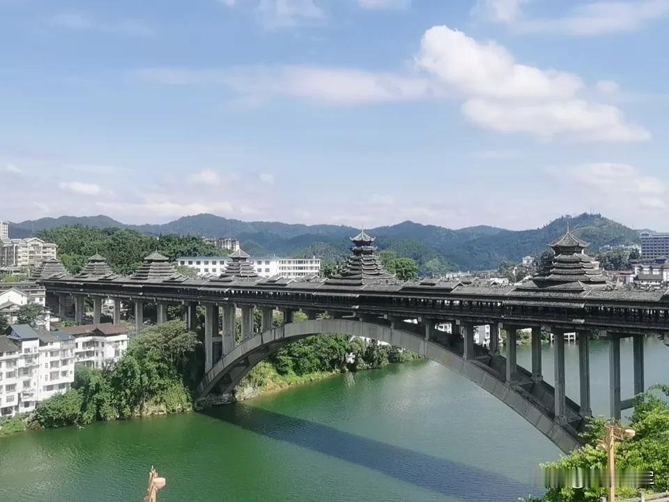 风雨桥民间传说
 古时候侗寨有一对恩爱夫妻，丈夫叫布卡，妻子叫培冠，两人感情深厚