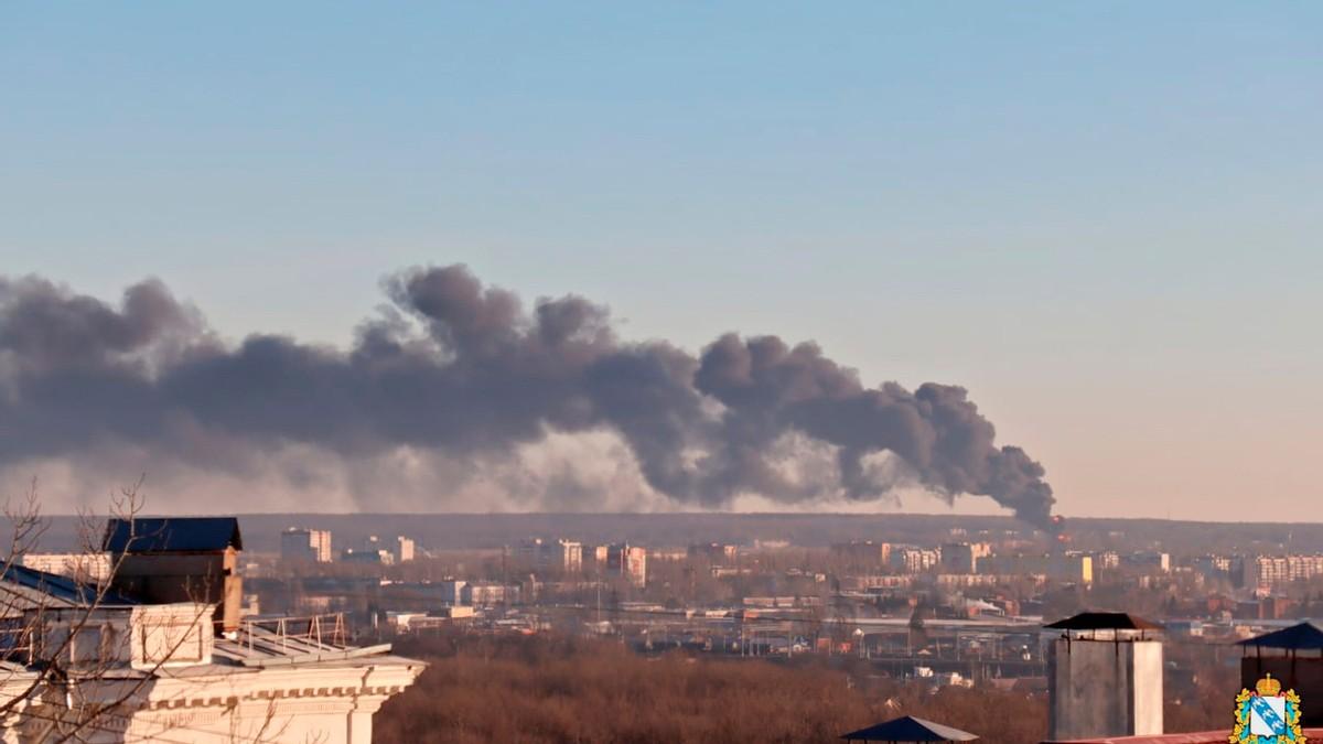 突发炸锅，以色列最要命的核心机场遭导弹突袭波及，3架飞机直接损毁报废，上千人当场