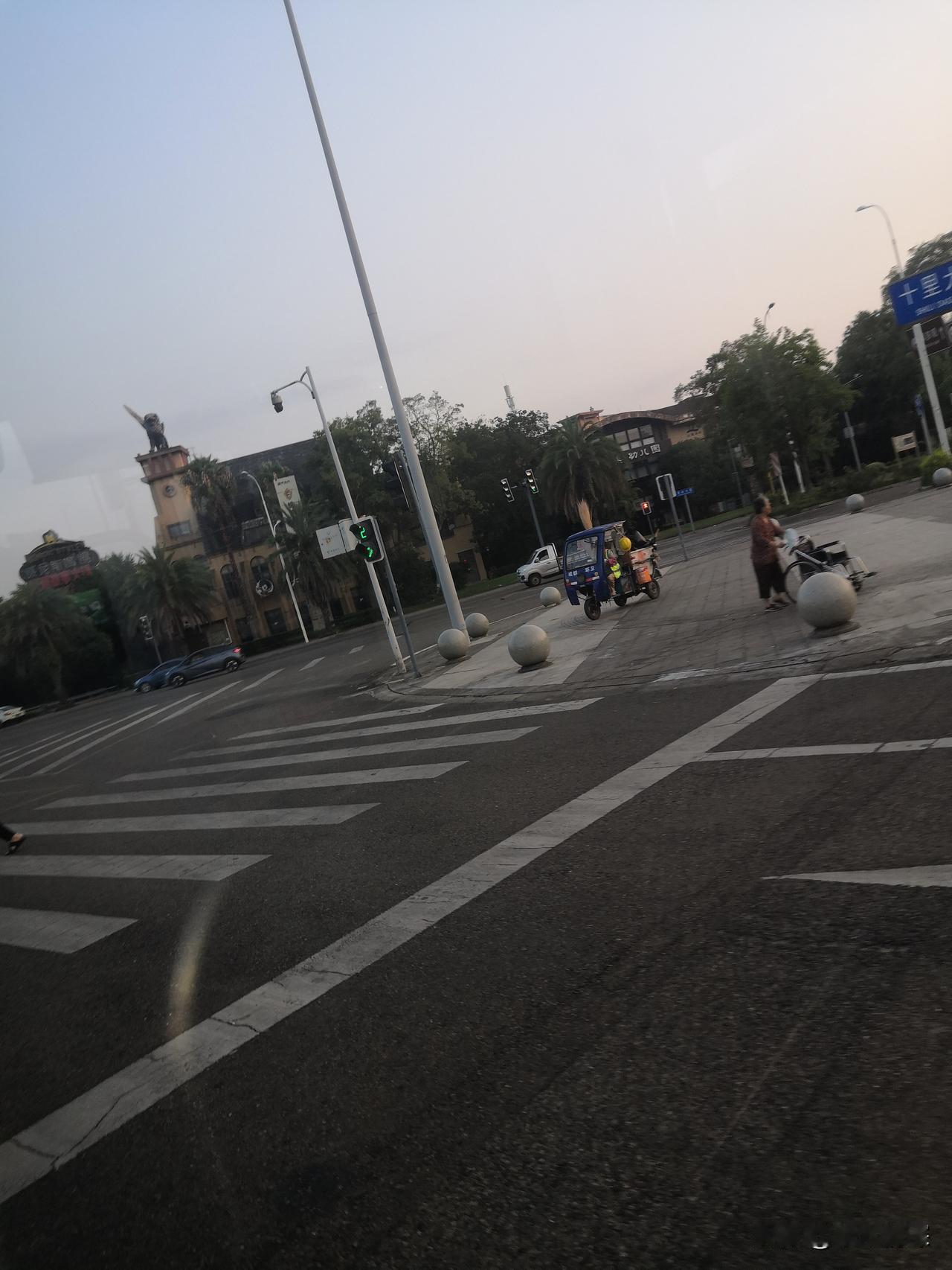 成都是一个旅游城市，又是一个休闲的城市，热闹的城市具有茶文化的城市。
不论是工作