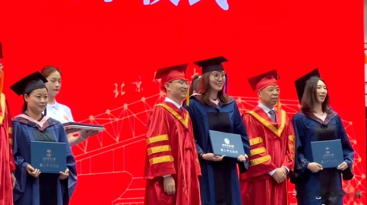 傅园慧大学毕业激动晒照！
6月18日，傅园慧顺利从北京体育大学毕业，激动晒毕业照