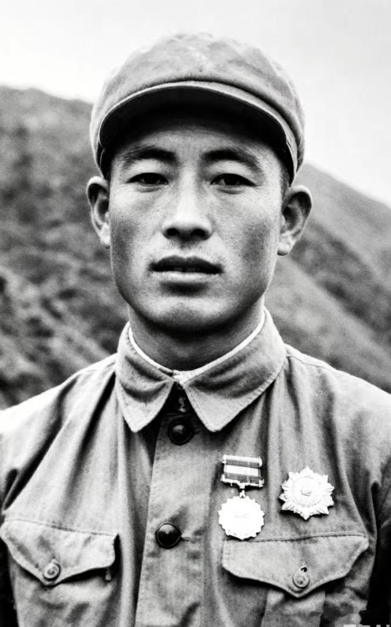 孙景坤，1948年参军，次年入党。解放战争期间两获二等功、一次三等功；抗美援朝期