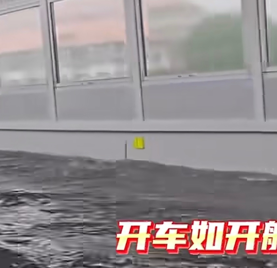 广州下暴雨高架桥变高架河车开成这样，车船税是真的没有白交。，还有个问题，这一轮大