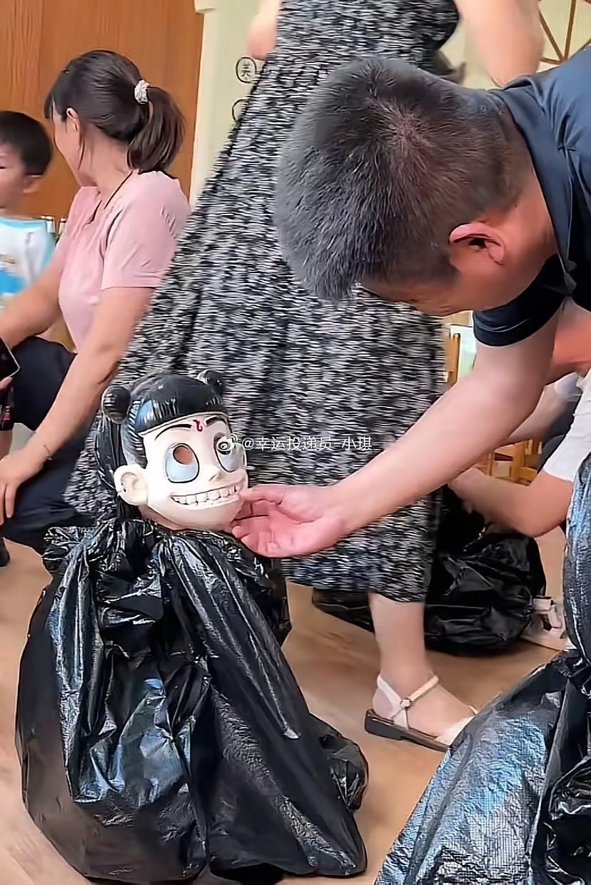 幼儿园搞的活动，戴着面具让爸妈找，很多家长愁坏了找不到自己的孩子。 