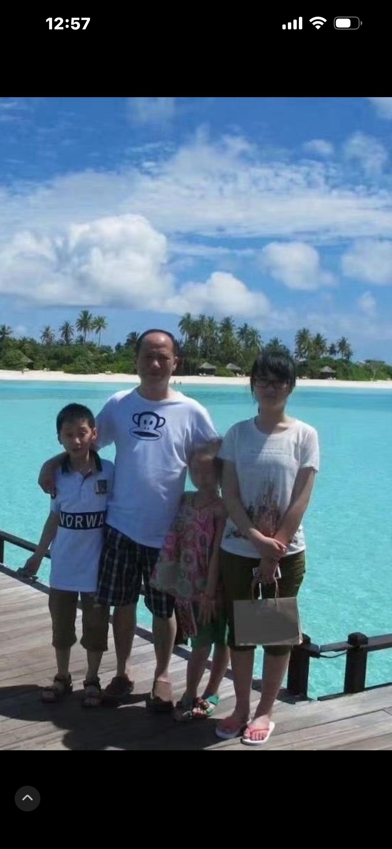 严军晒一家四口合照，画面温馨，网友：这才是人生赢家！

谁能想到，曾经在赛场和生