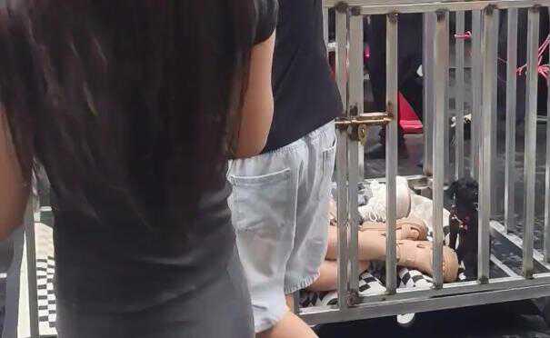 湖南岳阳，两女子被当街浸猪笼游行，旁边还有一男一女押送人员，敲锣打鼓招摇过市！视