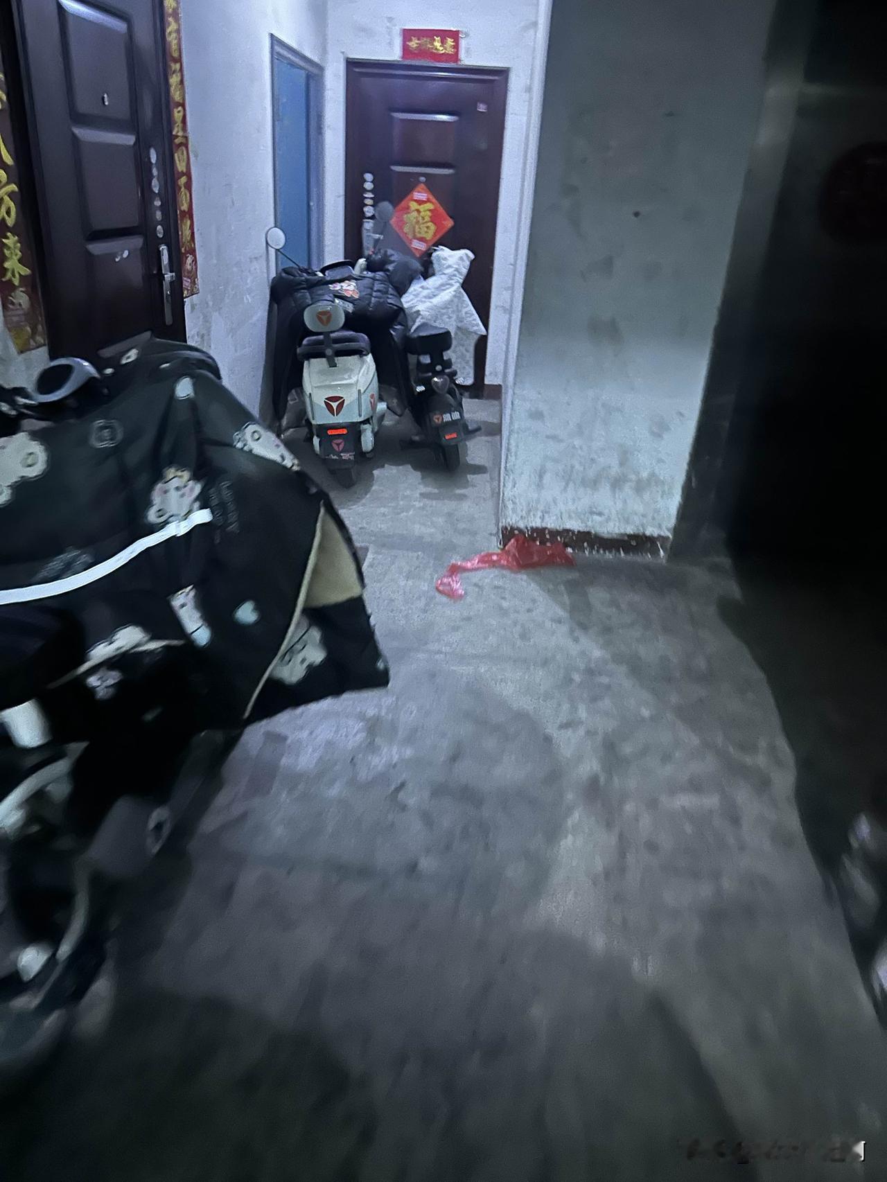昨晚上入住运城状元府，还不错，虽然也没地方停车，把车停在了老远的地方，我们俩拖着