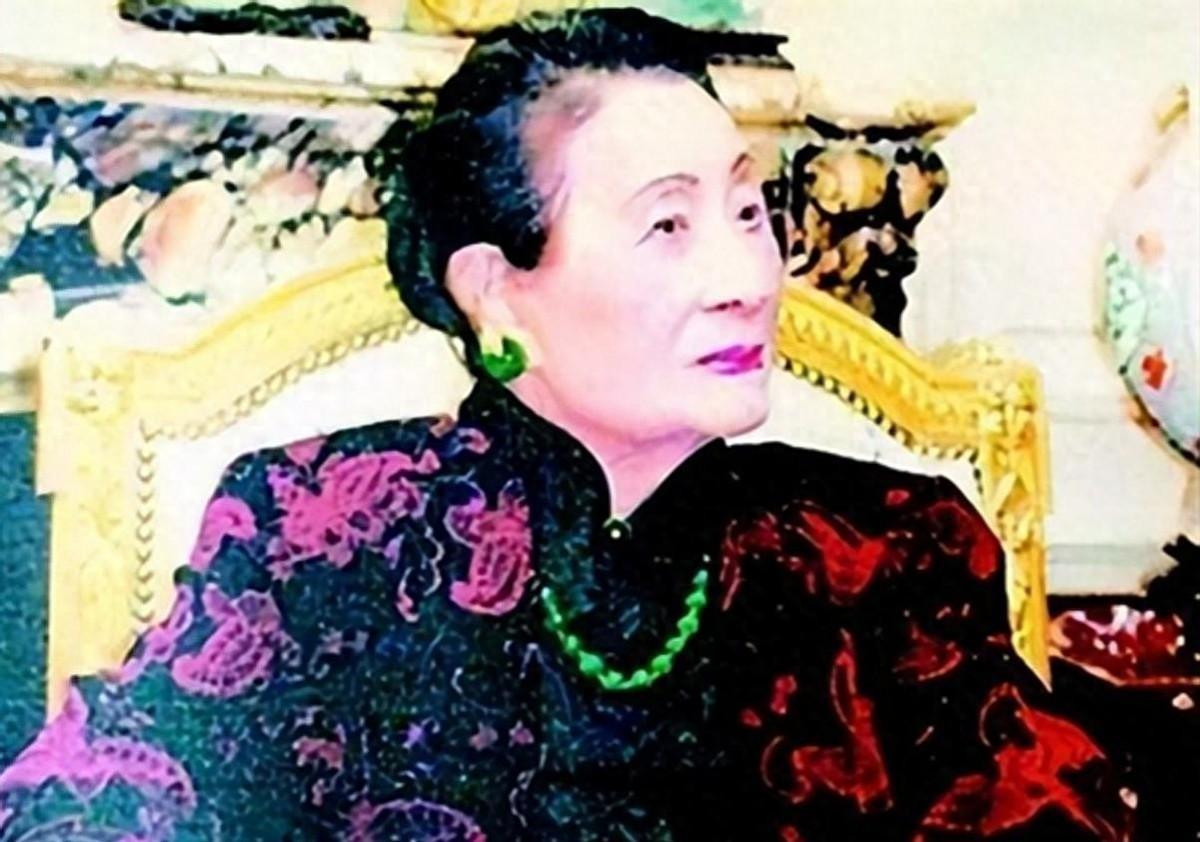 宋美龄去世后，她的贴身厨师返台自尽，妻子称是上面的人让他主动辞职的？
2000年