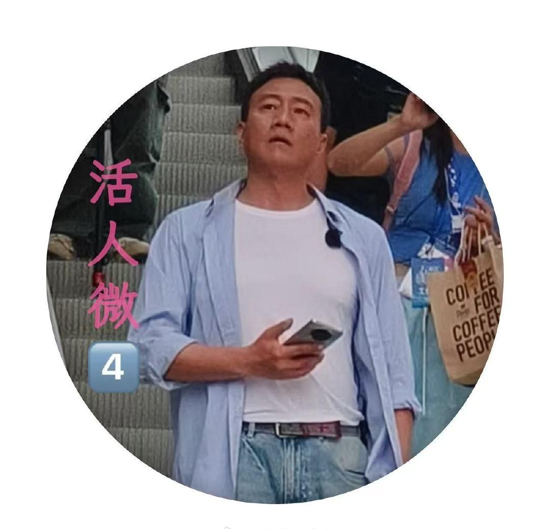 全新体验解锁！胡军与李乃文化身艺人助理现身无锡，陪伴陈丽君《大观园》线下见面。一