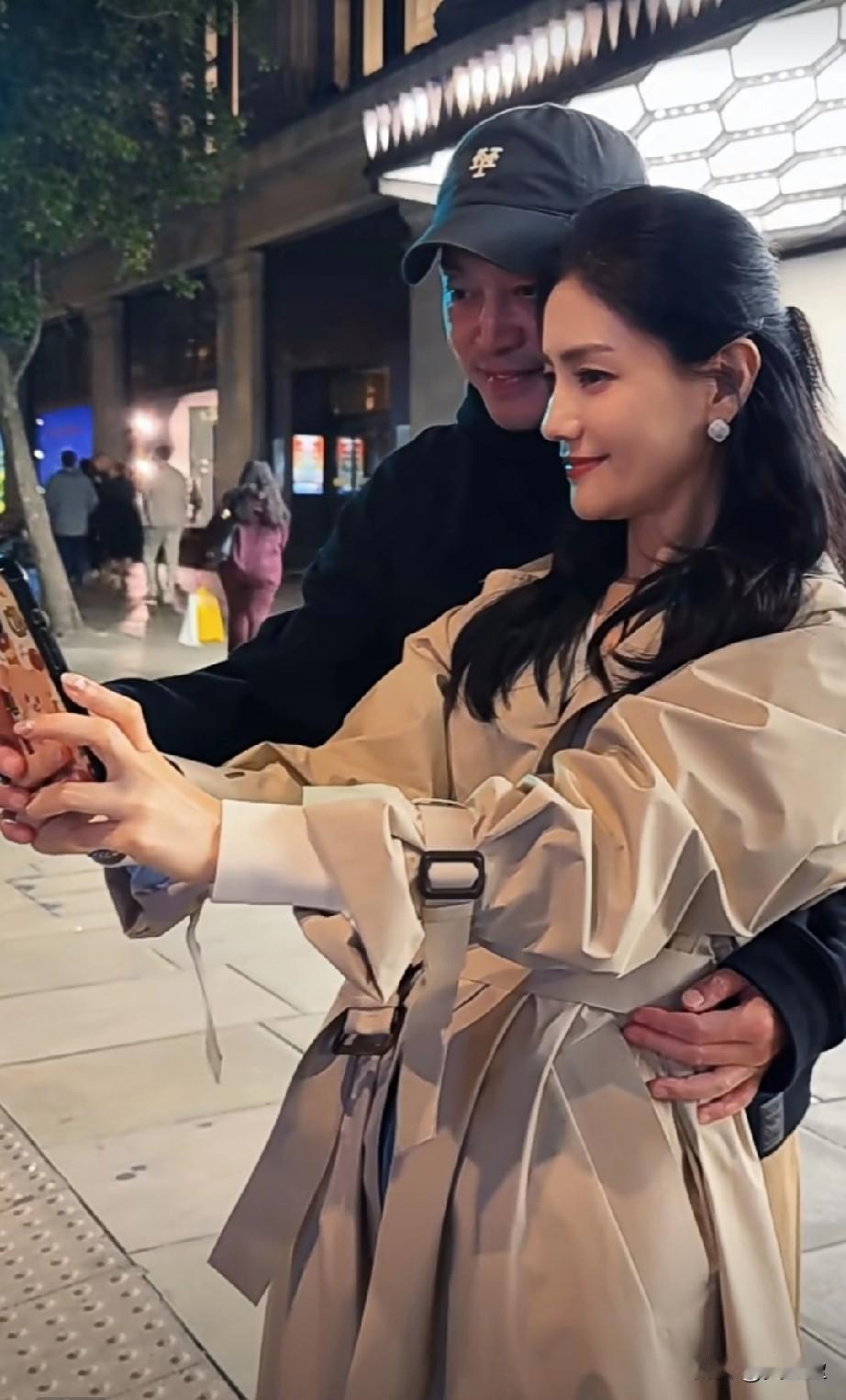 找一个人惺惺相惜 ，找一颗心心心相依
沙溢娶了个福星，胡可就是漂亮，沙溢也不错，