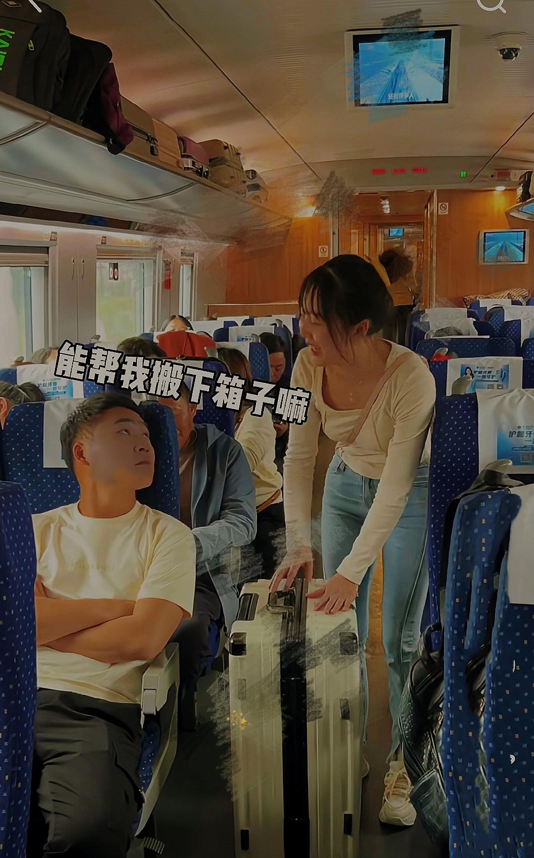 前天在高铁上，一个20多岁的女孩子拍了拍我的肩膀，指着旁边的28寸大行李箱，说：