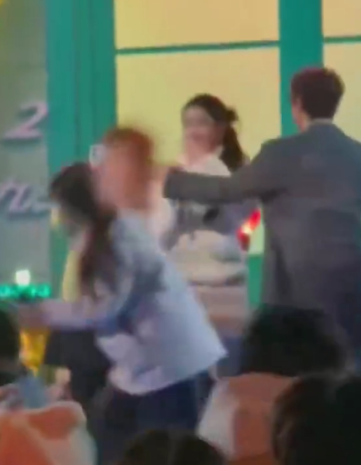 邓为替王玉雯解围这一幕，真的是好暖心，全程都是绅士手细节见人品邓为深入骨子里的教