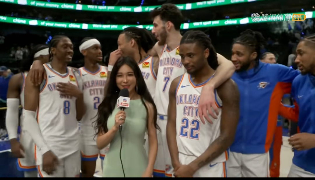 周玲安昨天采访雷霆被一堆球员围着都害羞了，她在NBA挺有名气的，很多球星都喜欢让