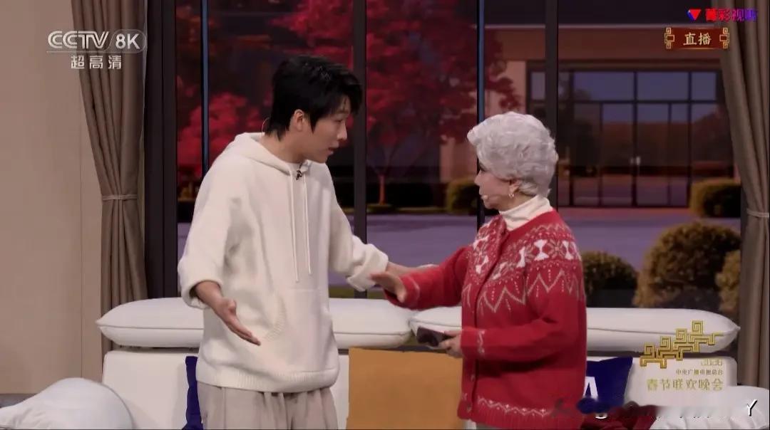 春晚给足了蔡明排面，但她让大家失望了。语言类第一个节目安排给了蔡明《奶奶的最爱》