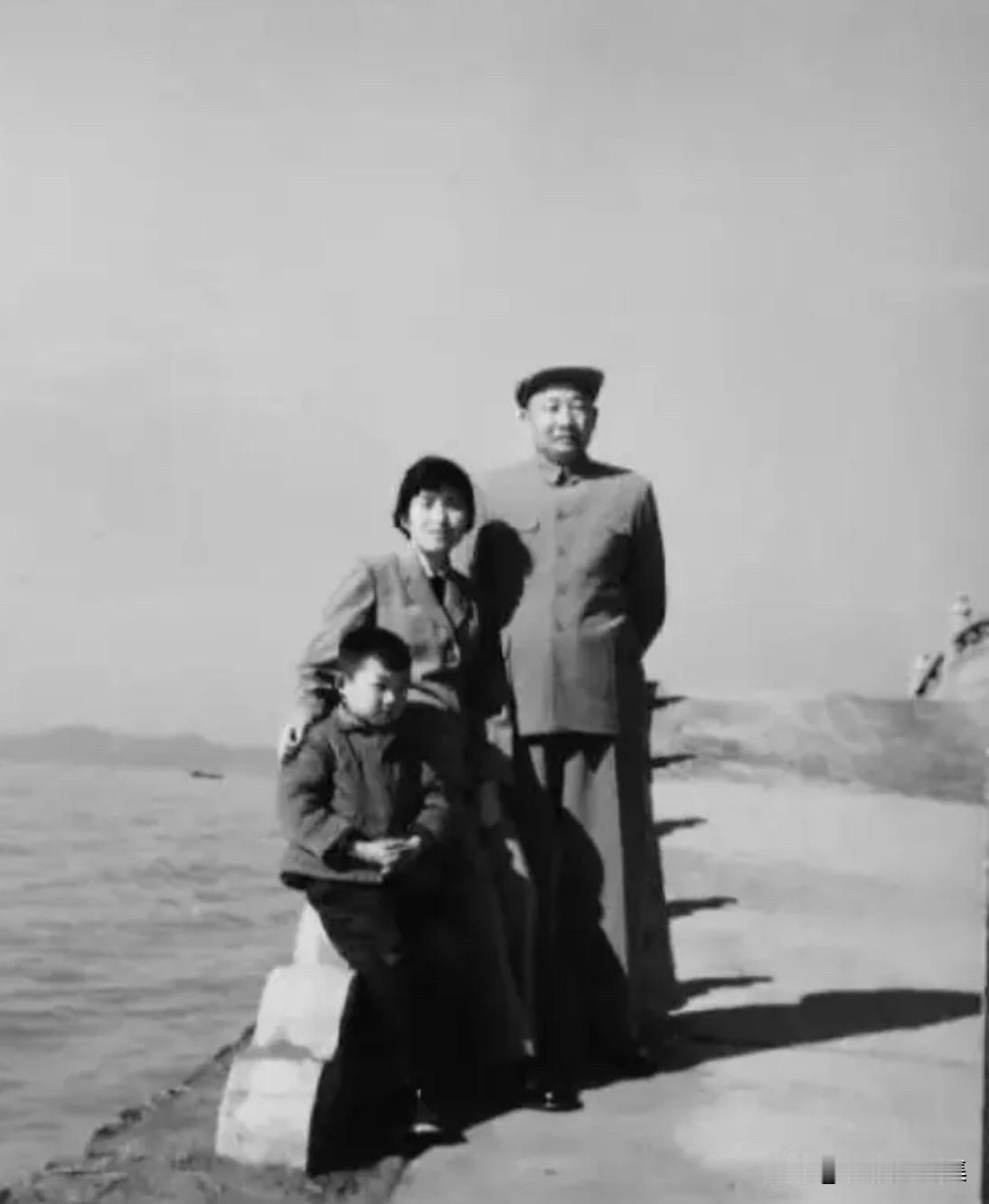 上世纪六十年代初，时任上海警备区副司令员钟国楚少将（右）与夫人李铮、小儿子在太湖