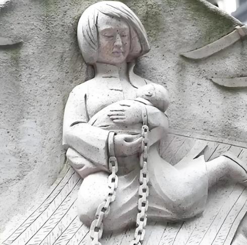 1928年，王月贞被拖上处刑台，当执行前，她突然激动道：“先等会，能不能让我提一