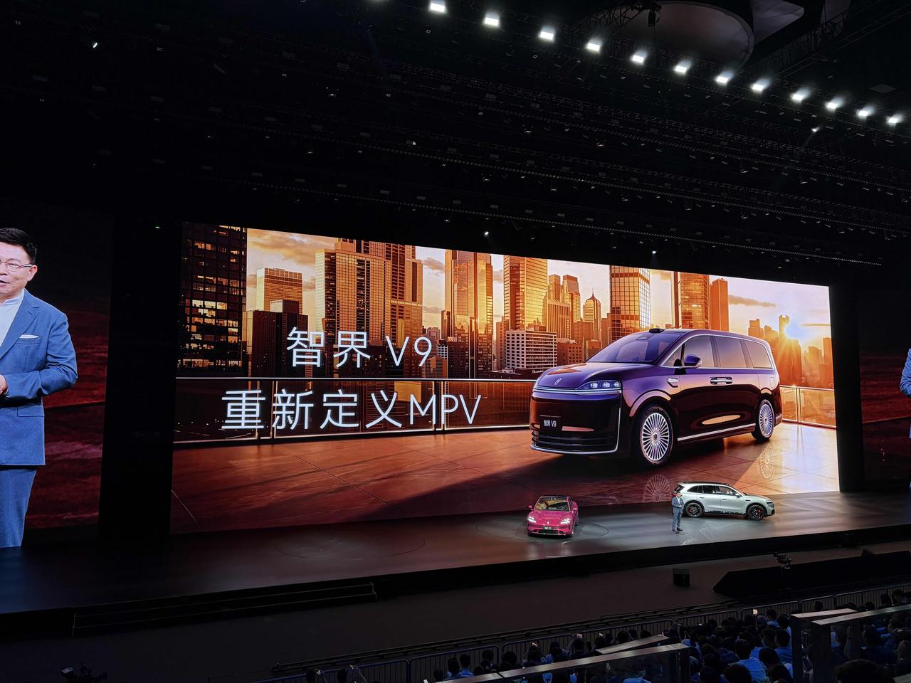 余承东现场预告鸿蒙智行首款MPV——智界V9
智界V9凭借混动MPV最大舱内空间