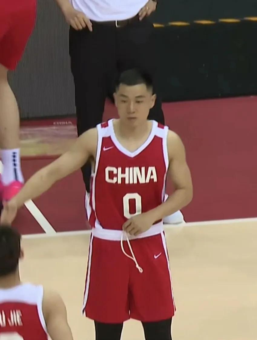 高诗岩和徐杰将争夺大名单的最后一个席位！
目前看来，中国男篮出征本届亚洲杯的阵容