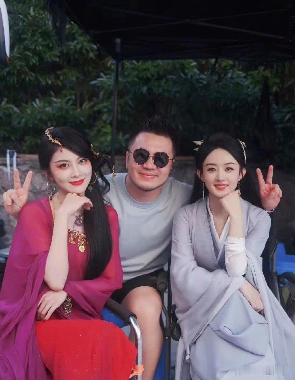 左拥右抱合不拢嘴，看得出来导演拍这部剧很开心！ ​​​