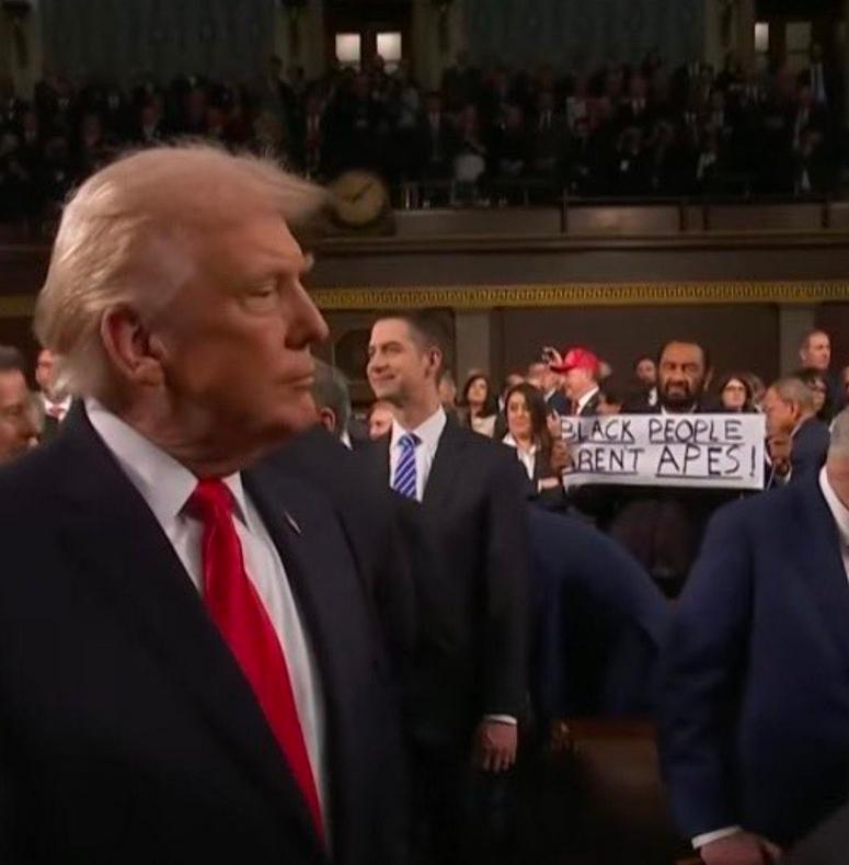 去年拿手杖指着特朗普骂的议员，今年又整活了
美国总统特朗普于当地时间2月24日晚