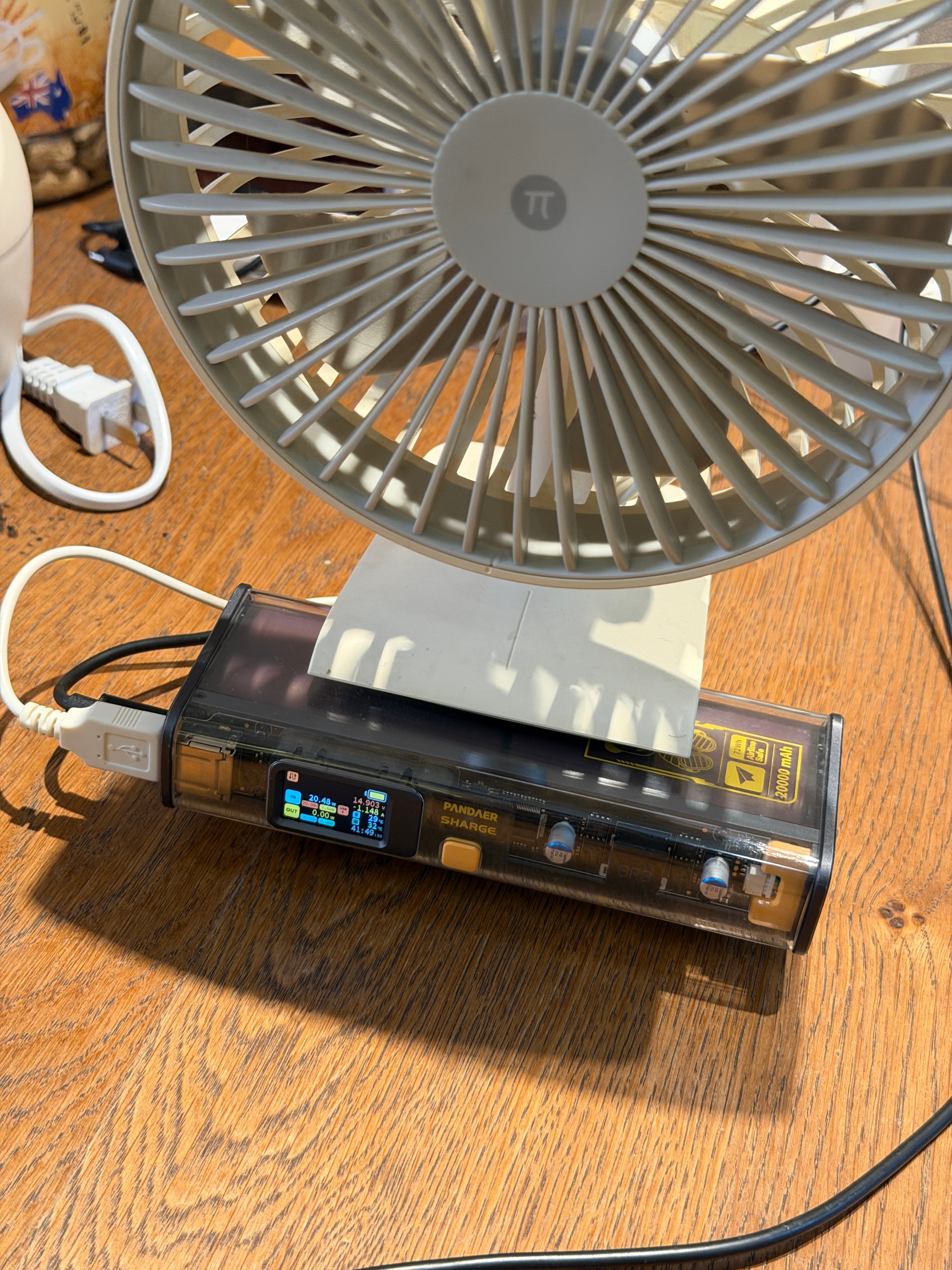 给之前的无 3C 充电宝找了个好去处。拿来当老风扇的电源瞬间高大上了，续航超级加