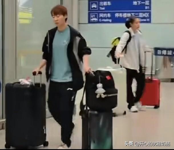 曼昱提前返回，应该还是身体不适，不然输了也不会提前离队。
重庆对曼昱来说很难忘，