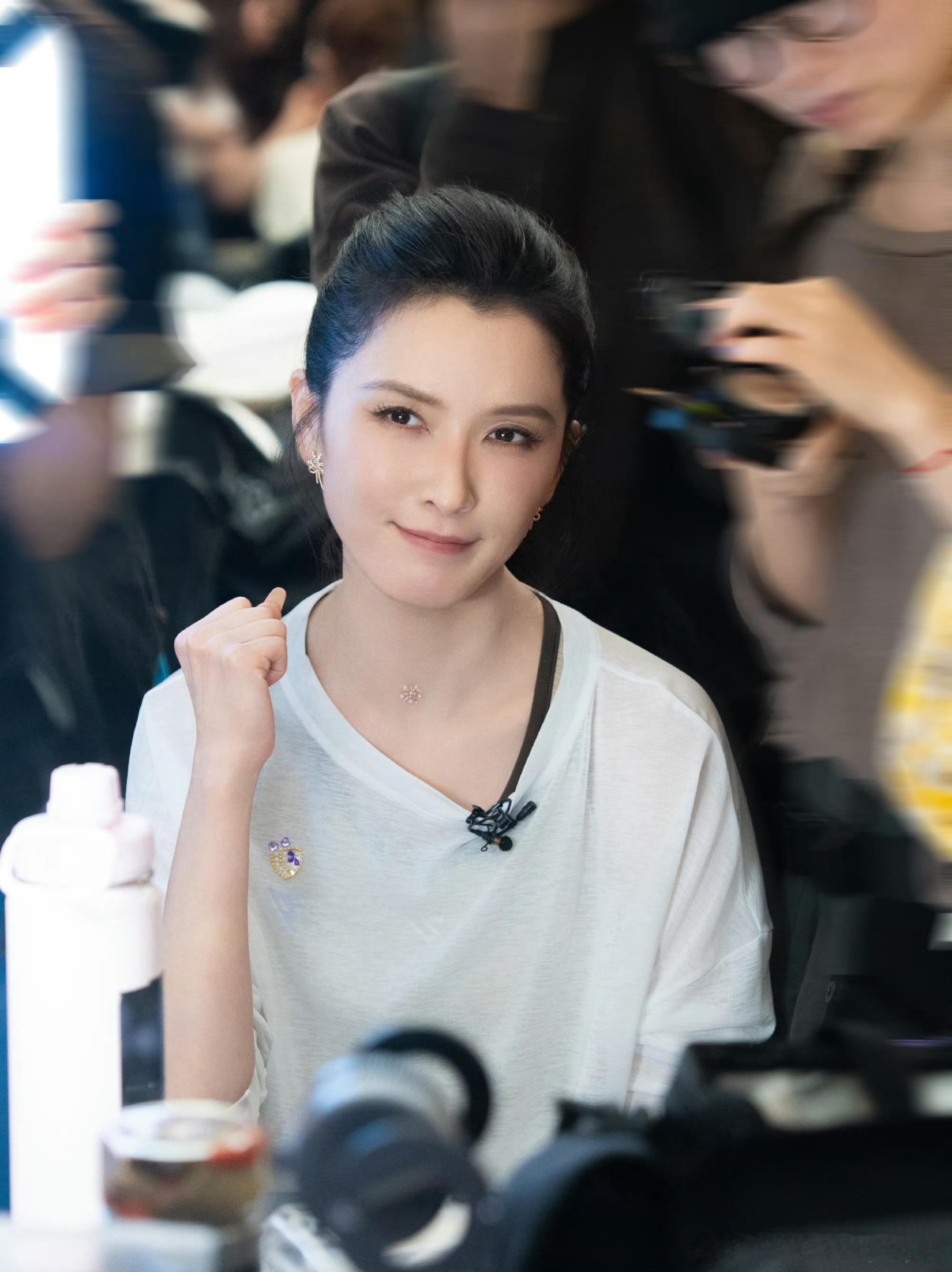 徐洁儿现在每天都在凑热闹徐洁儿抖出了一些乘风碎片 好美好随性 