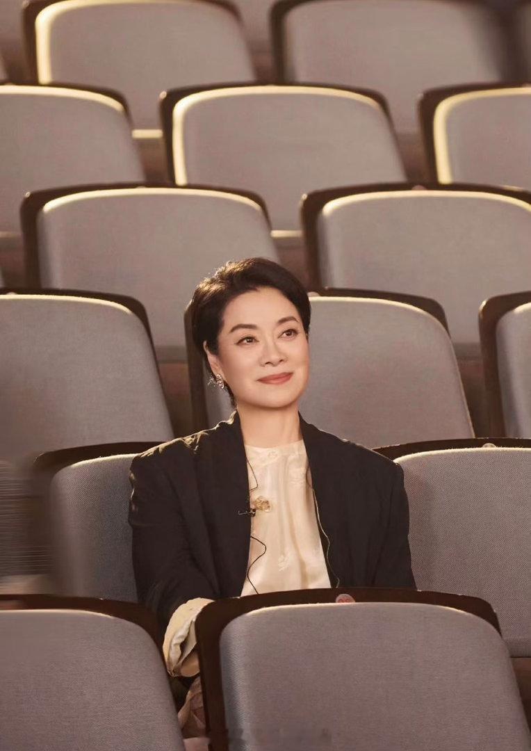 毛阿敏年纪大了红稿都来得晚人一步很多闪光点都是靠网友拉表梳理才被大家看见，要是没