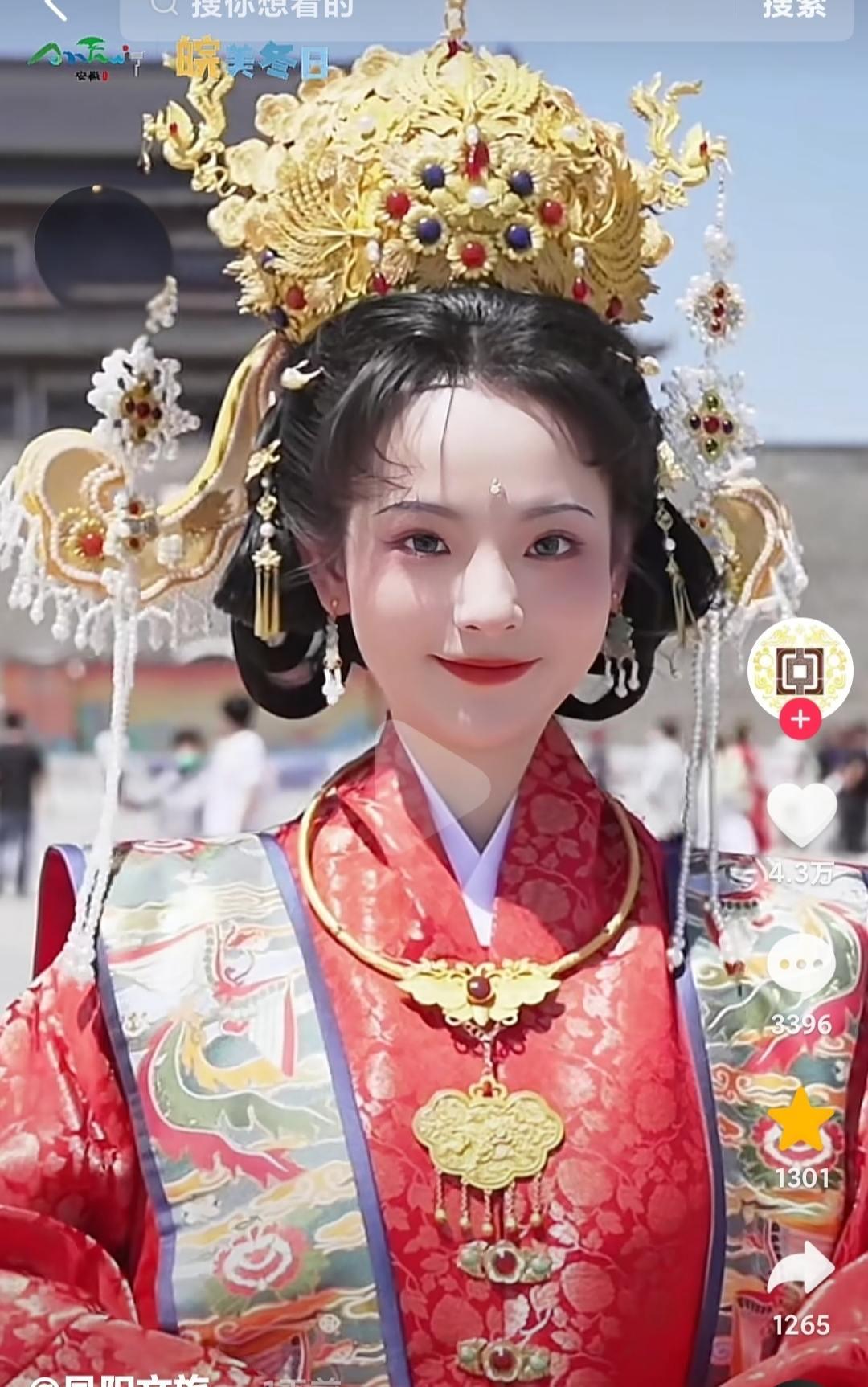 我大明女子，无论贫富贵贱，一旦嫁为人妇。

皆能身着皇室正服，头戴凤冠霞帔，尽享