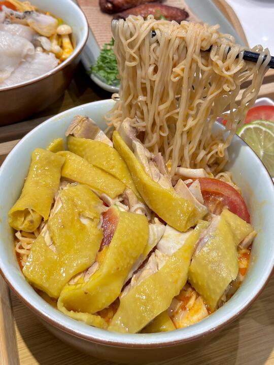 顺德首创🥹🥹水牛奶版。。冬阴功海南鸡面🍜