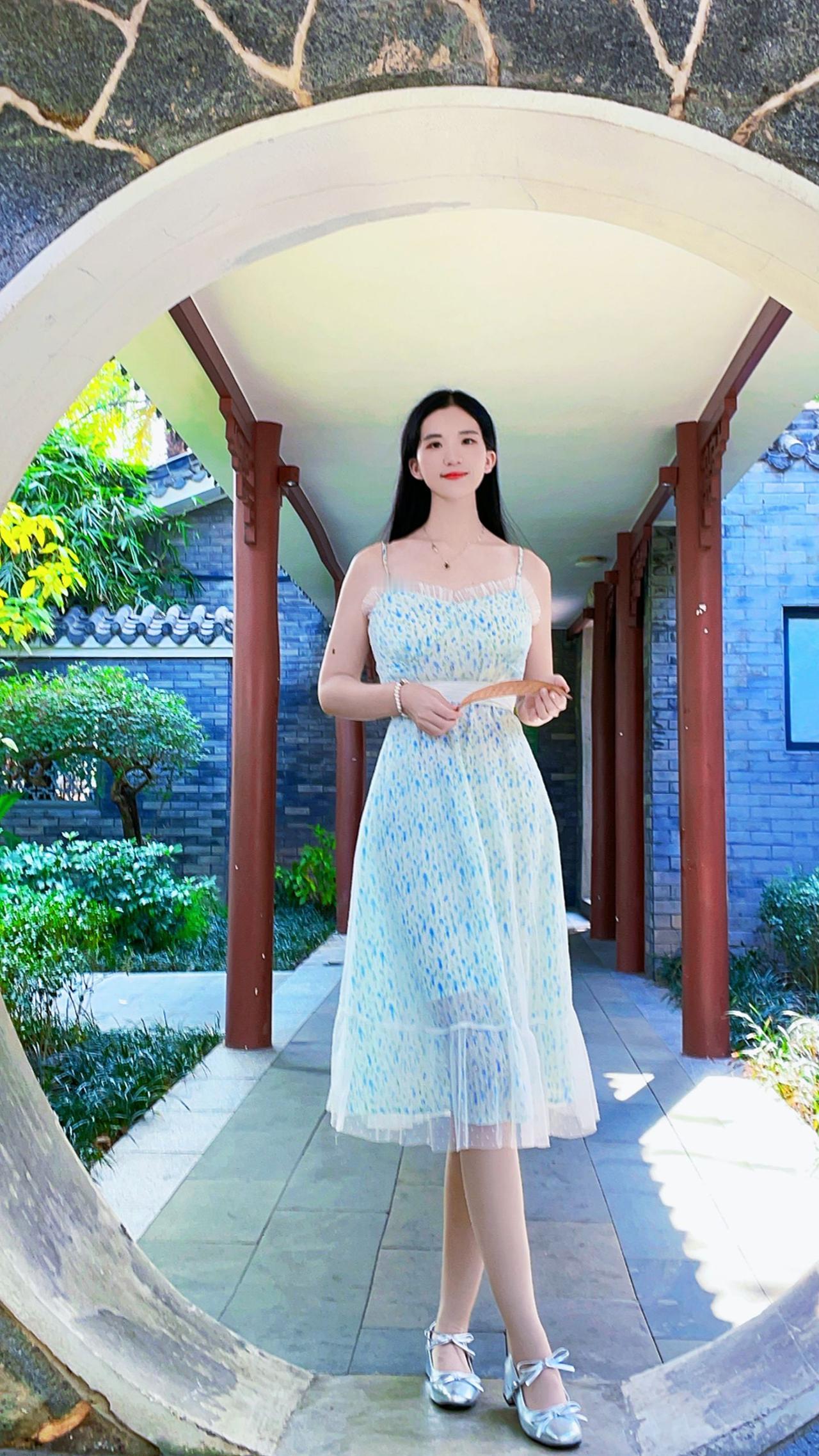 衣服就像性格，多面向，在不同场合，总有一面顺其自然可以拿出来用，让衣服与我们相互