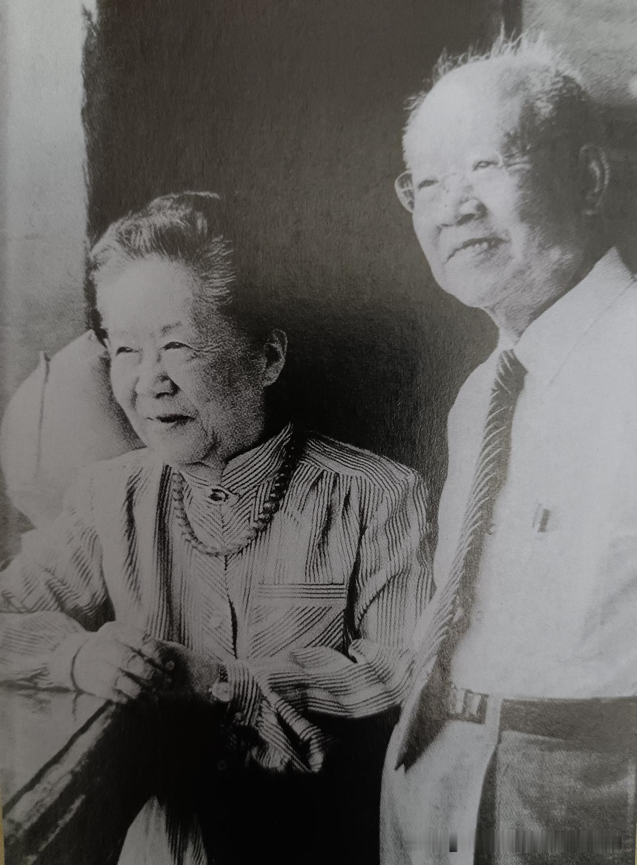 吴健雄、袁家骝：华裔物理学夫妻的晚年合影

照片中，左侧的女士叫吴健雄，1912