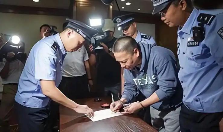 华盛顿打死都没想到！那些年，一批批卷走巨款的中国贪腐官员和经济嫌犯，竟不约而同把