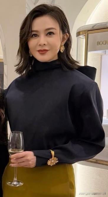 2026年1月16日，在澳门的一场生日派对上星光熠熠，63岁的关之琳以一袭简约黑