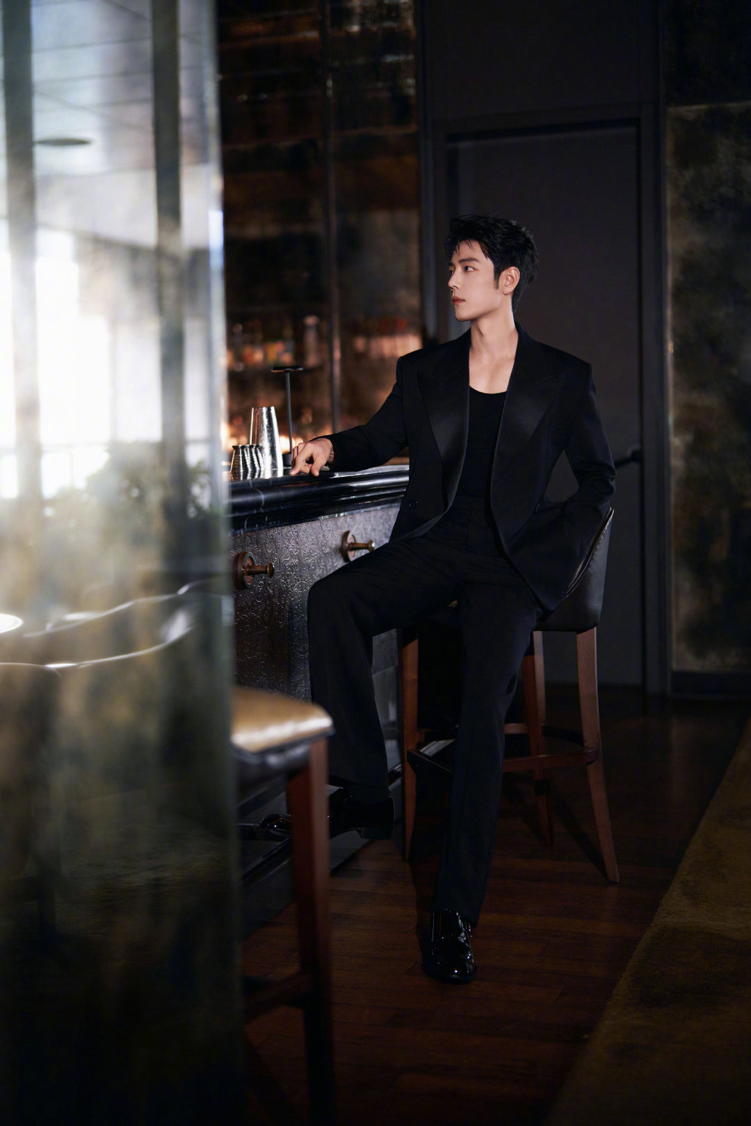 肖战出席香港线下品牌活动，Saint Laurent 2026秋冬男装系列黑色枪