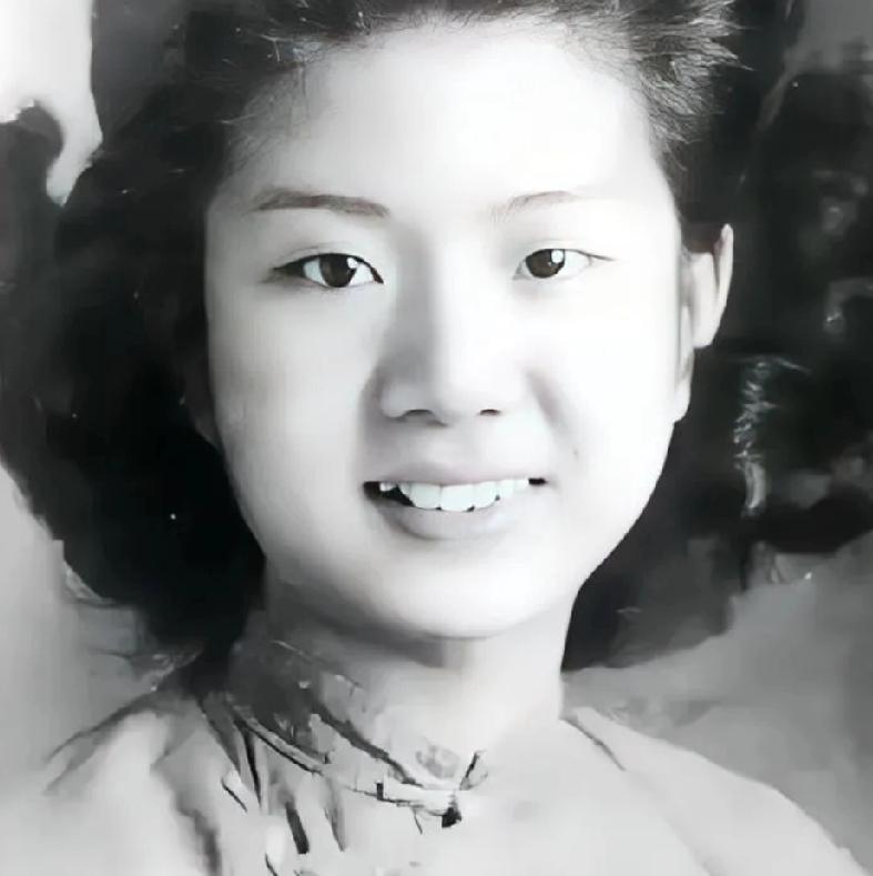 她在地窖中坚持了90天，
获救后华丽转身成为抗战天使！
背后的故事令人动容

1