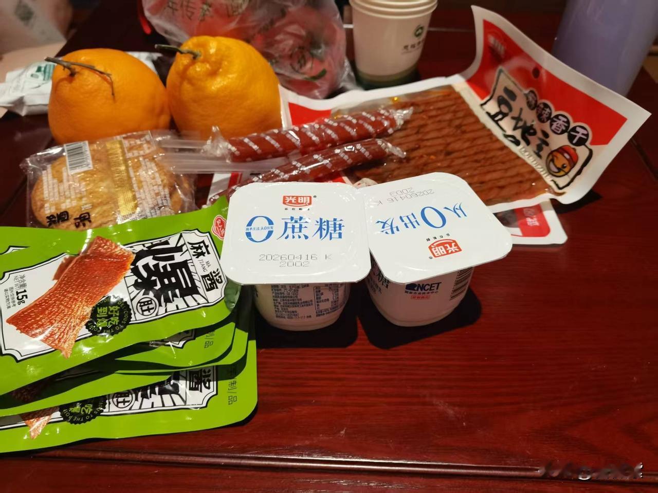 洗浴中心汗蒸层有观影厅。

我和闺蜜点了电影《拼桌》。

今天的周末安排破戒了，
