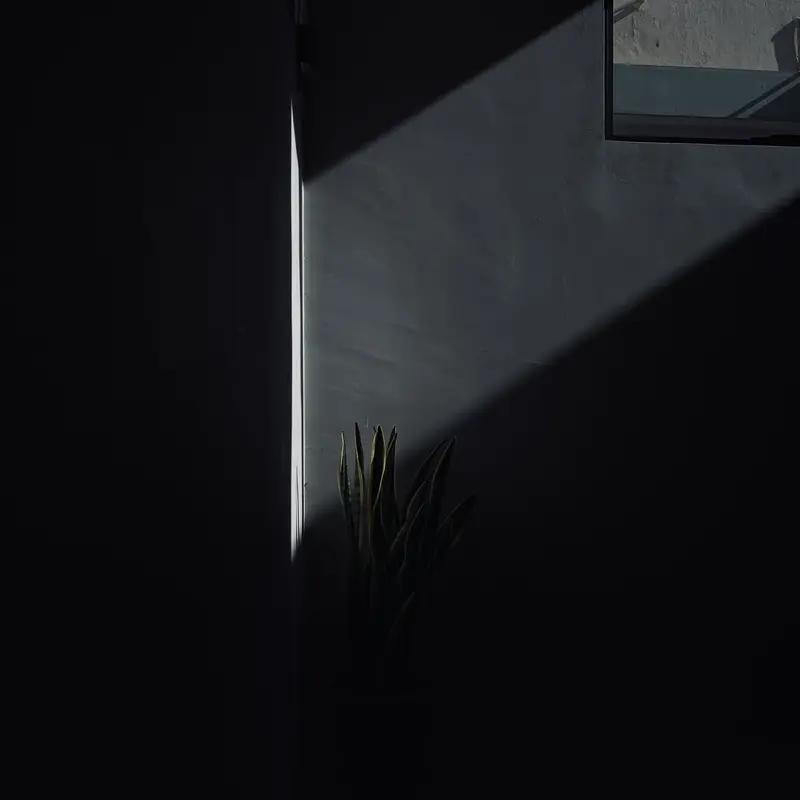 贫穷时，要守得住心性，不为五斗米折腰；富足时，要把握得住分寸，不为物欲所奴役。最