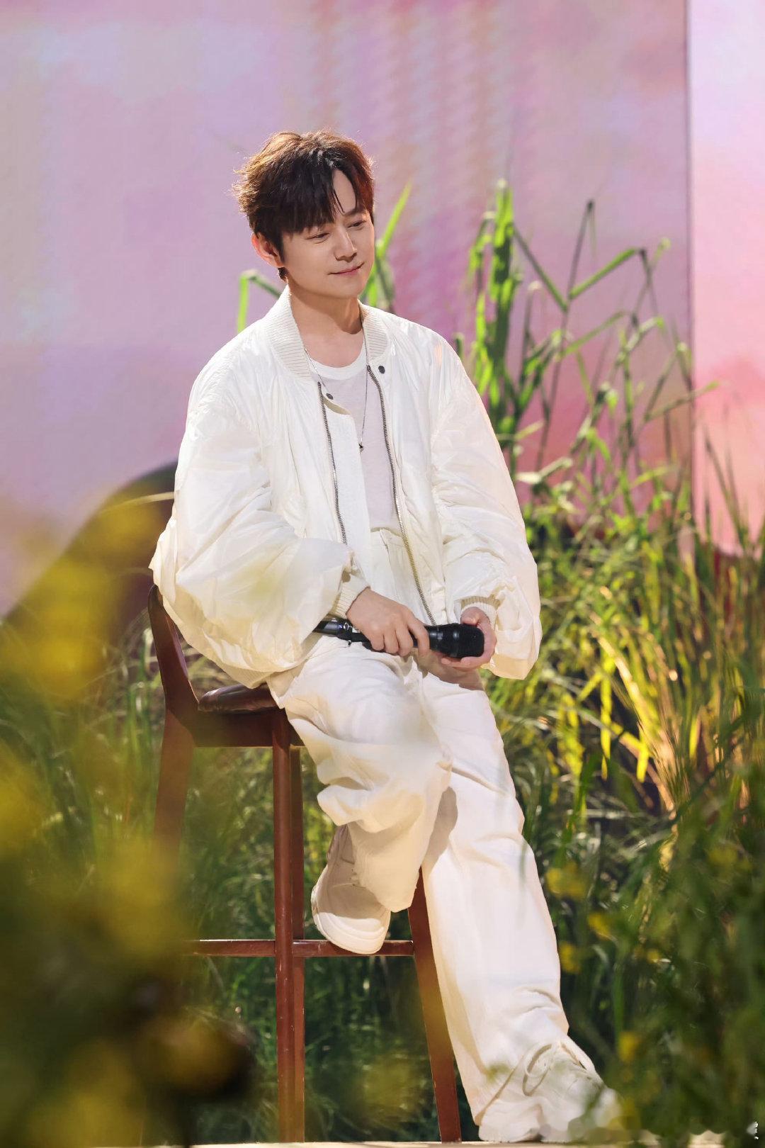 何炅闹哄哄治愈感 你好星期六听着闹哄哄，感受最纯粹的温柔治愈 