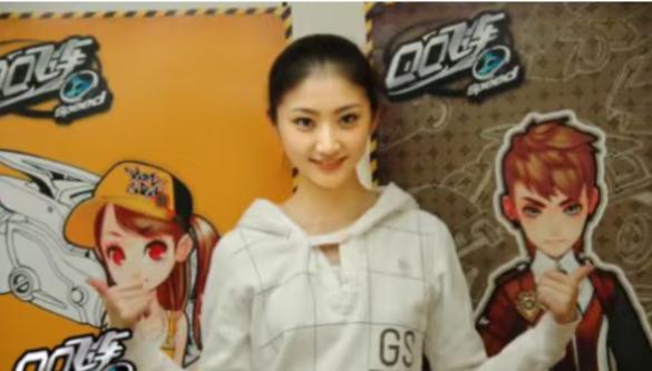 两人在回应里都表明自己是纯爱战士，但真的一交手，字里行间却满溢着金钱的味道。
