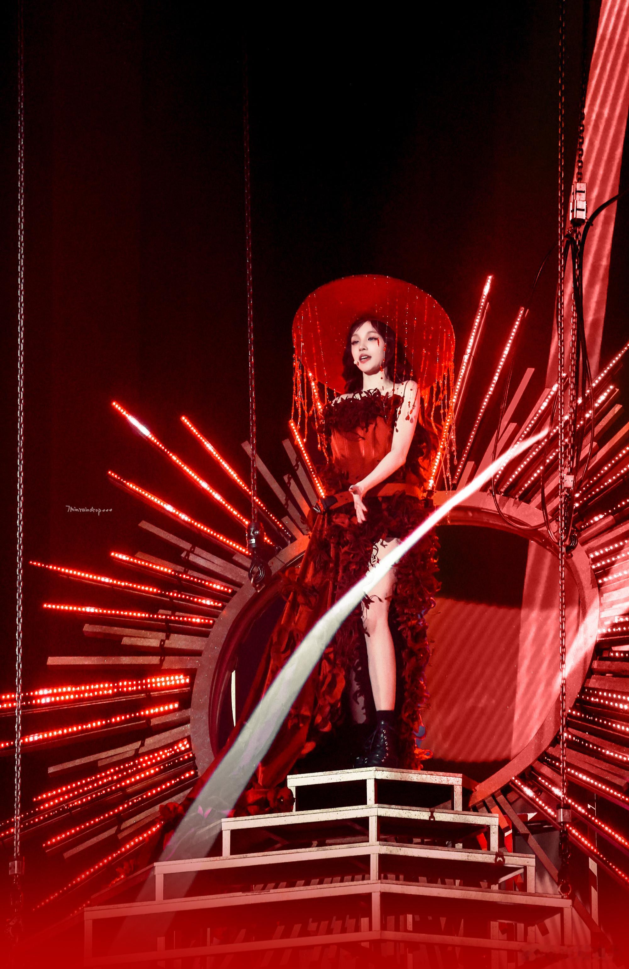 宋雨琦吊台登场完全女王 吊台设计配上雨琦今天的造型简直绝配，她就那么从容地坐着俯