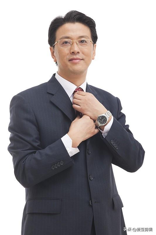 人到中年，必须得认真打扮自己。别觉得人老了打扮就是装嫩，这其实是对生活的一种态度