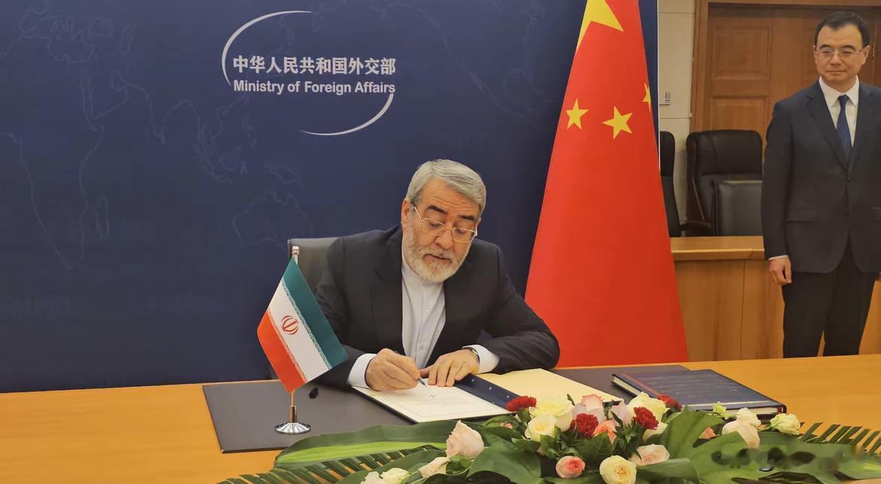 犹豫了半个月，伊朗还是决定加入这个由中国倡议建立的组织。7月31日，伊朗驻华使馆