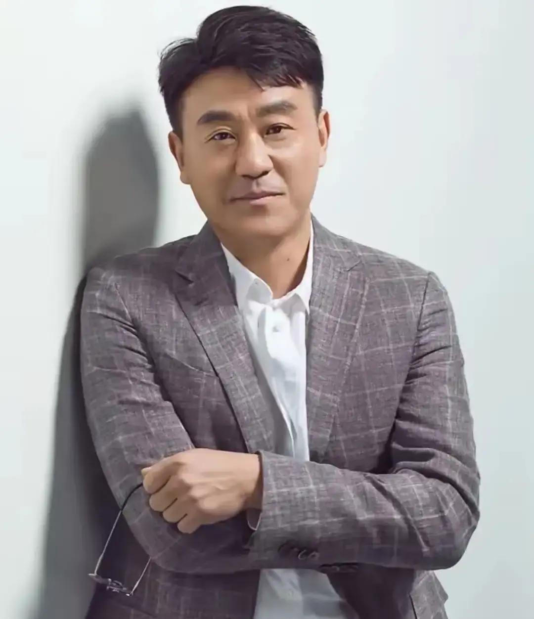 听说何冰把工资卡全上交？错了，他上交的是“争论权”。
 
多少人婚姻耗尽在“菜咸