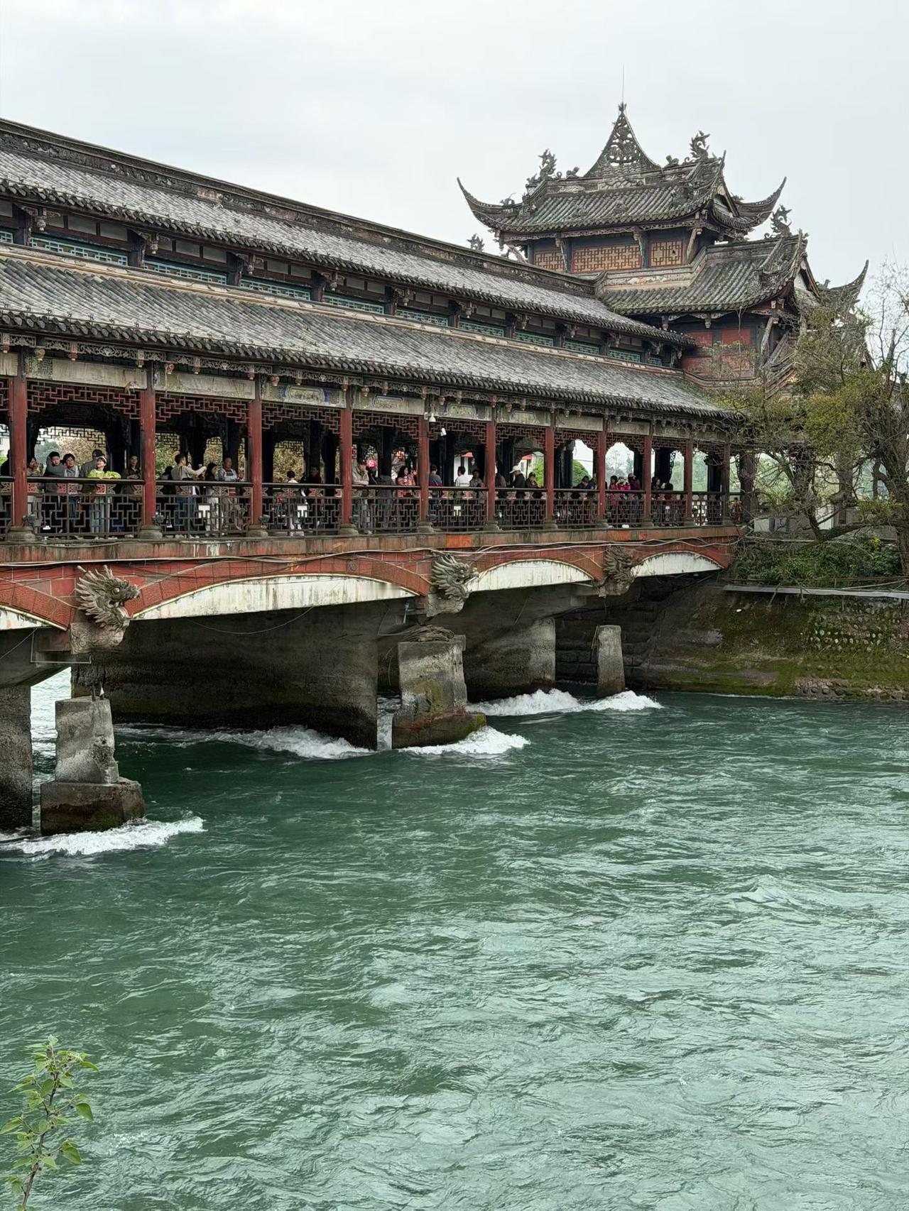 真正的底气不是身边有人，而是风雨来时，你自己能扛！
 
总有人觉得，身边围着一群