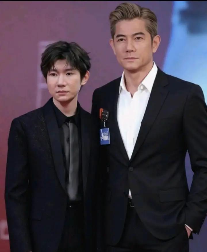 王源这身高是真虐，本以为郭富城够矮的了，没想到他比郭富城还要矮，才到他耳边。感觉