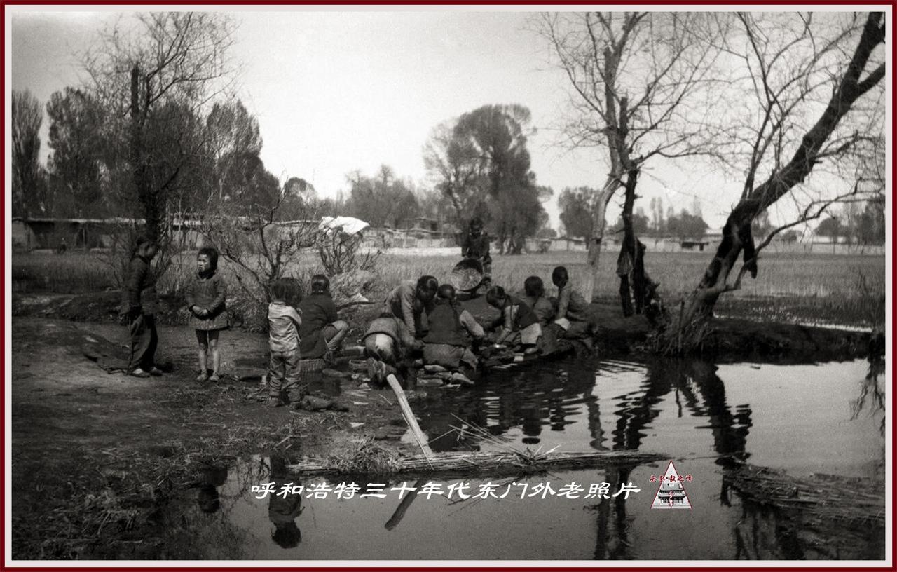 呼和浩特老照片欣赏：绥远城古城墙 据介绍这是呼和浩特当年绥远城东门外的地方，也就