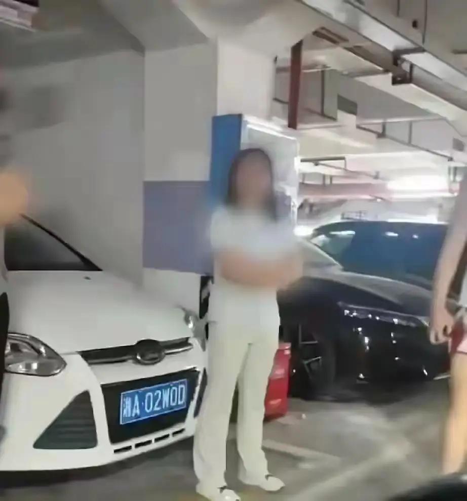 长沙占车位女子哭着道歉，央媒点名点评，结局远不止社死这么简单
 
一句对不起，三