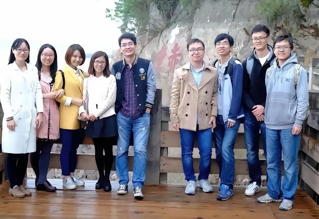 不得不说曾梦琪眼光就是好，傅磊确实比其他男生长得帅气，果然女人选另一半也是看颜值
